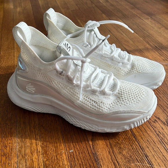 Under Armour Curry Flow 8Size: boys 7. Fits women’s 8.5.